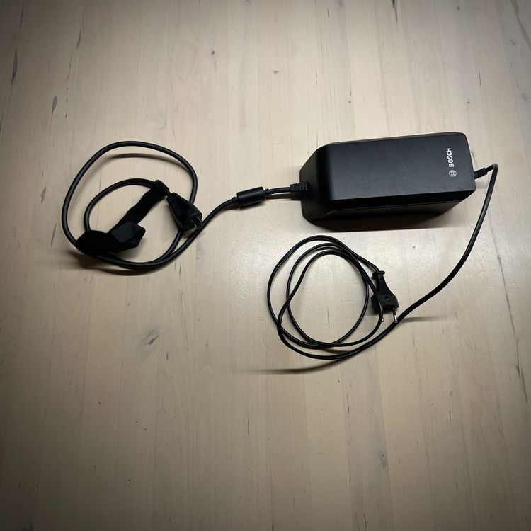 Bosch EBike battery charger 366/230 Kaufen auf Ricardo