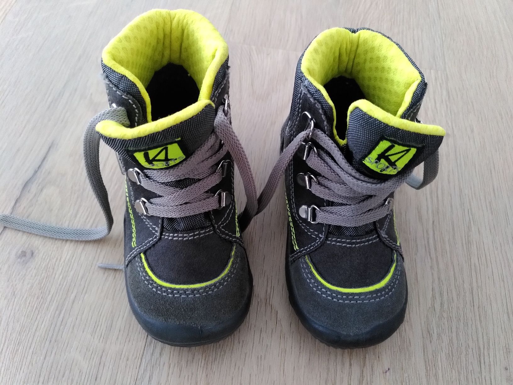 Scarpe per ragazzi: Erste Wanderschuhe - Grösse 21 – Usato da Penthaz venduto da ann_l7zt