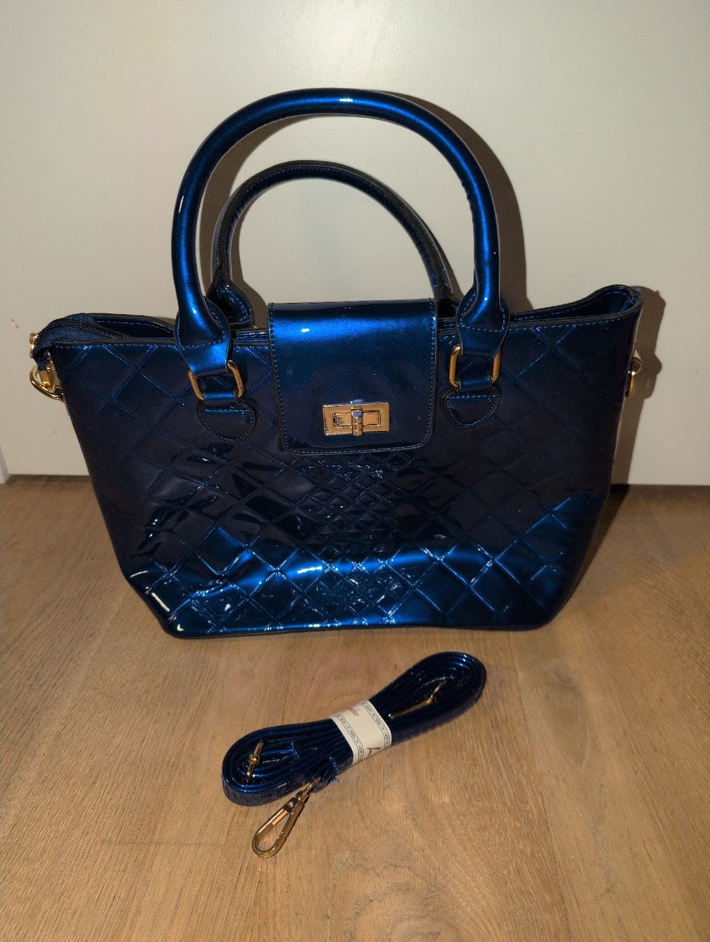 Borse da donna: NEU Blaue Handtasche Lacklederoptik – Nuovo e nell'imballaggio originale da Uster venduto da Mooreas 2