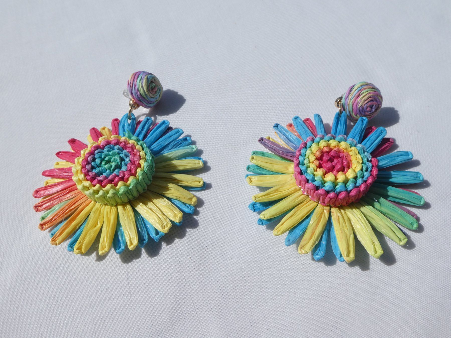 Boucles d'oreille: Grosse Raffia-Blumen-Ohrstecker, Modeschmuck / NEU – Neuf (Voir description) à Gattikon par kaandooh