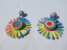 Grosse Raffia-Blumen-Ohrstecker, Modeschmuck / NEU