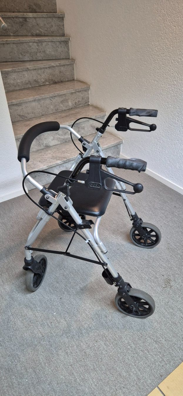 Aides à la marche: Rollator – D'occasion à Huttwil par Hpb7 1
