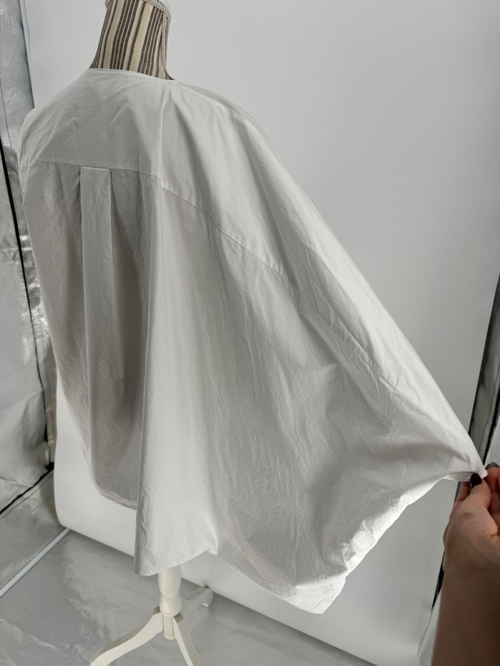 Cos Blusen: Weisse Bluse COS extravagante Ärmel, Gr. 36 – Gebraucht aus Lugano von  7