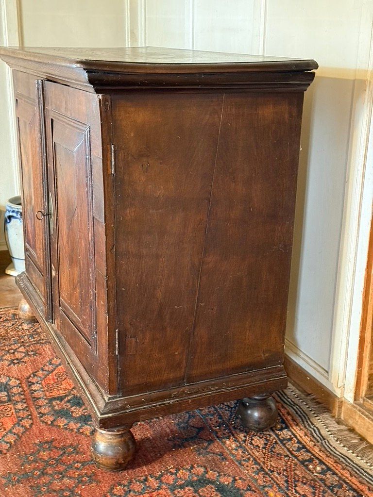 Credenze: Antiker kleiner Schrank oder Buffet, Barock, 18' Jahrhundert – Usato da Agriswil venduto da Windcheetah 1