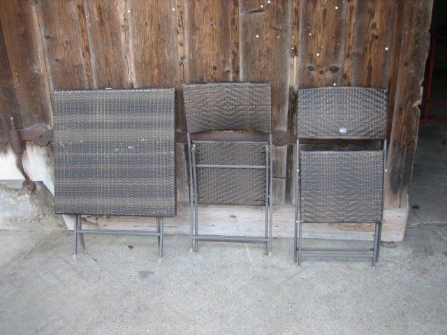Set di tavolo e panche: Gartentisch mit 2 Stühlen abgenutzt – Usato da Winterthur venduto da pf02 8