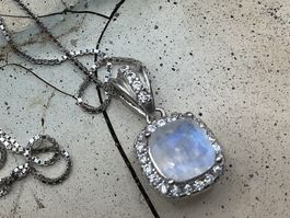 Feines leichtes Collier mit Mondsteinanhänger
