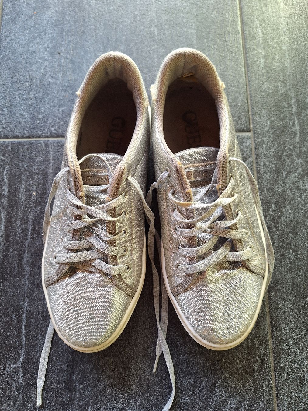 Guess Schuhe für Mädchen: Guess Sneaker silber Plateau Grösse 37  – Gebraucht aus Utzigen von Velvet8