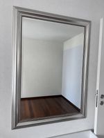 Eleganter Wandspiegel mit silbernem Rahmen