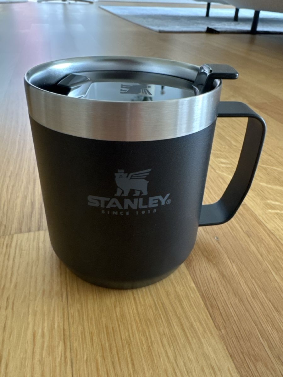 Stanley Tazze: Stanley Thermobecher mit Henkel, Classic Legendary Camp Mug – Nuovo (secondo la descrizione) da Zumikon venduto da kra_58x9