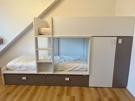 Etagenbett mit Kleiderschrank und Schubladen