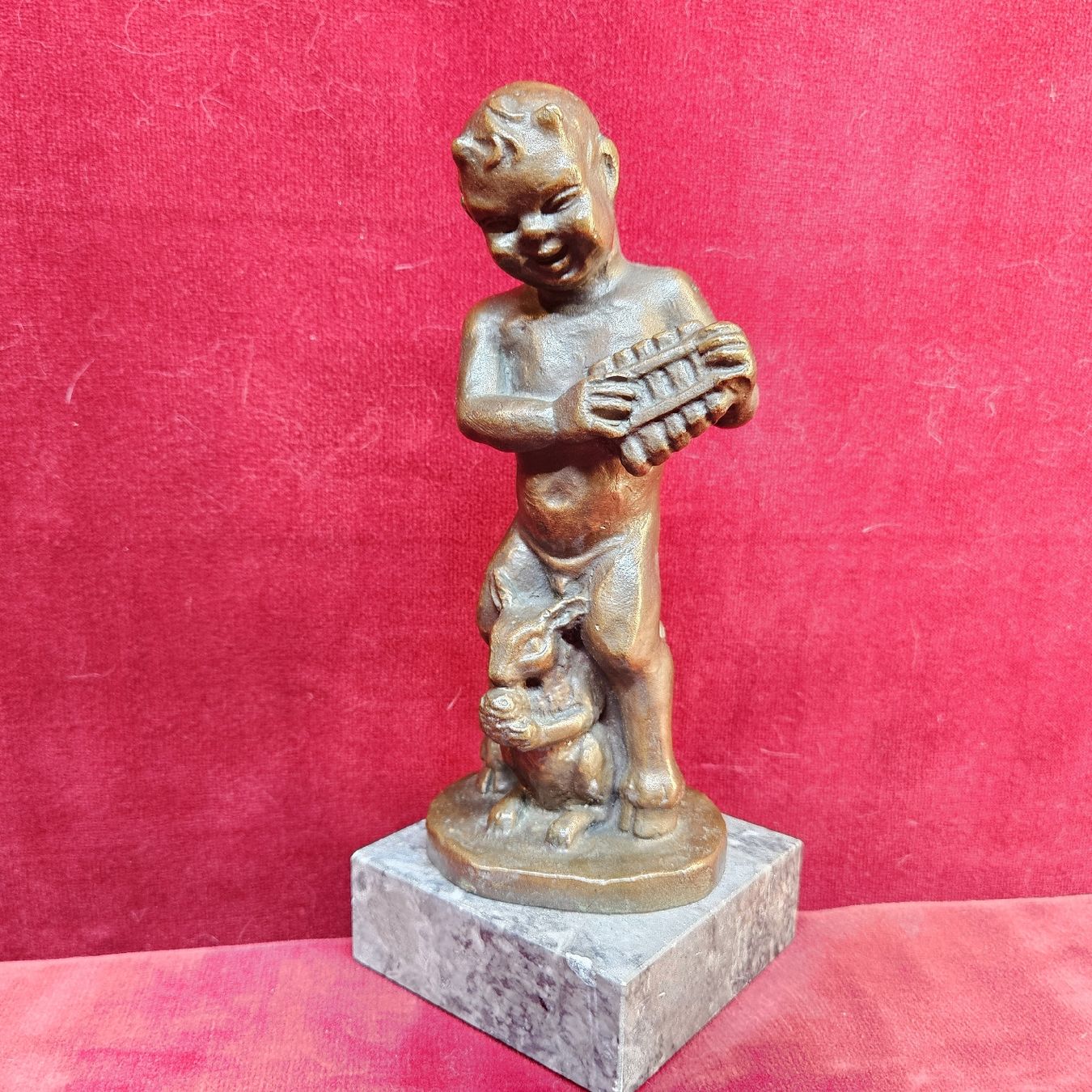 Statuette: Bronzefigur, Faun mit Eichhörnchen, Alt – Usato da Bözberg venduto da L-G