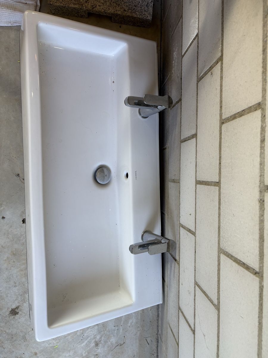 Spülbecken & Waschbecken: Waschtisch Duravit mit 2 Armaturen  – Gebraucht aus Roggwil BE von Buebu0