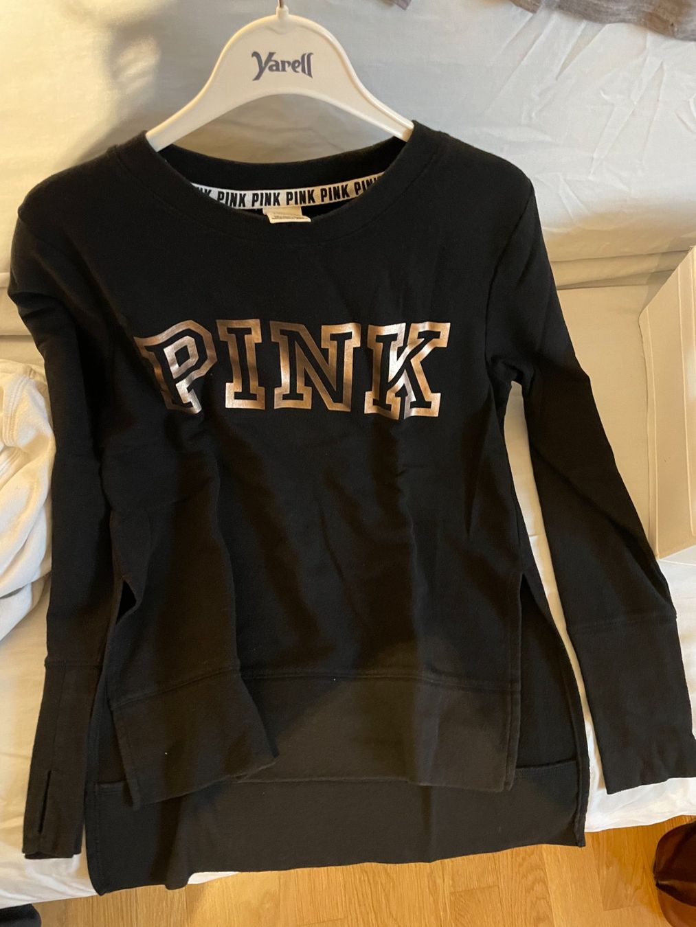 Victoria's Secret Pullover & Sweatshirts: VICTORIA'S SECRET PINK Pullover, black/gold, size S – Gebraucht aus Crans VD von RM0709 2