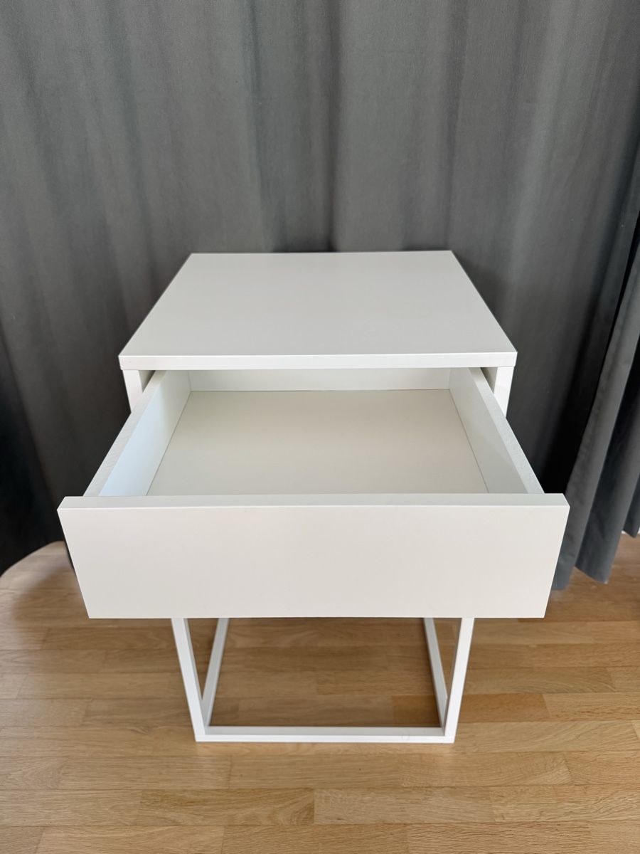 Ikea Tables de nuit: Nachttisch - IKEA Vikhammer – D'occasion à Aarau par faXse 1