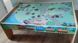Kinderspieltisch mit Zugmotiv