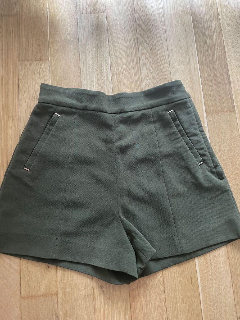 H&M Pantaloni: Short H&M – Usato da Sierre venduto da e_vrn