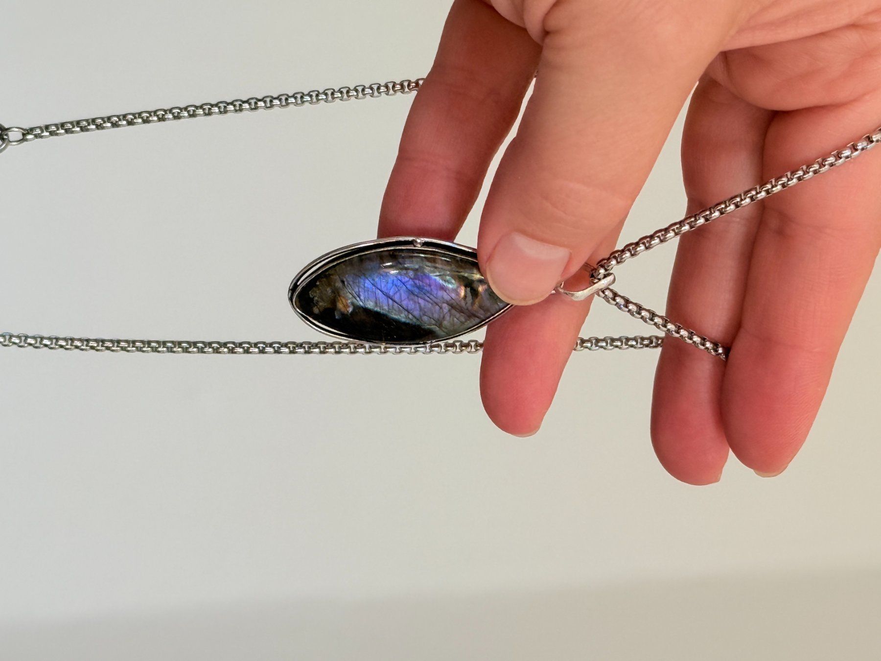 Ketten: Collier avec pendentif labradorite – Neu und originalverpackt aus Genève von AGBERG 6