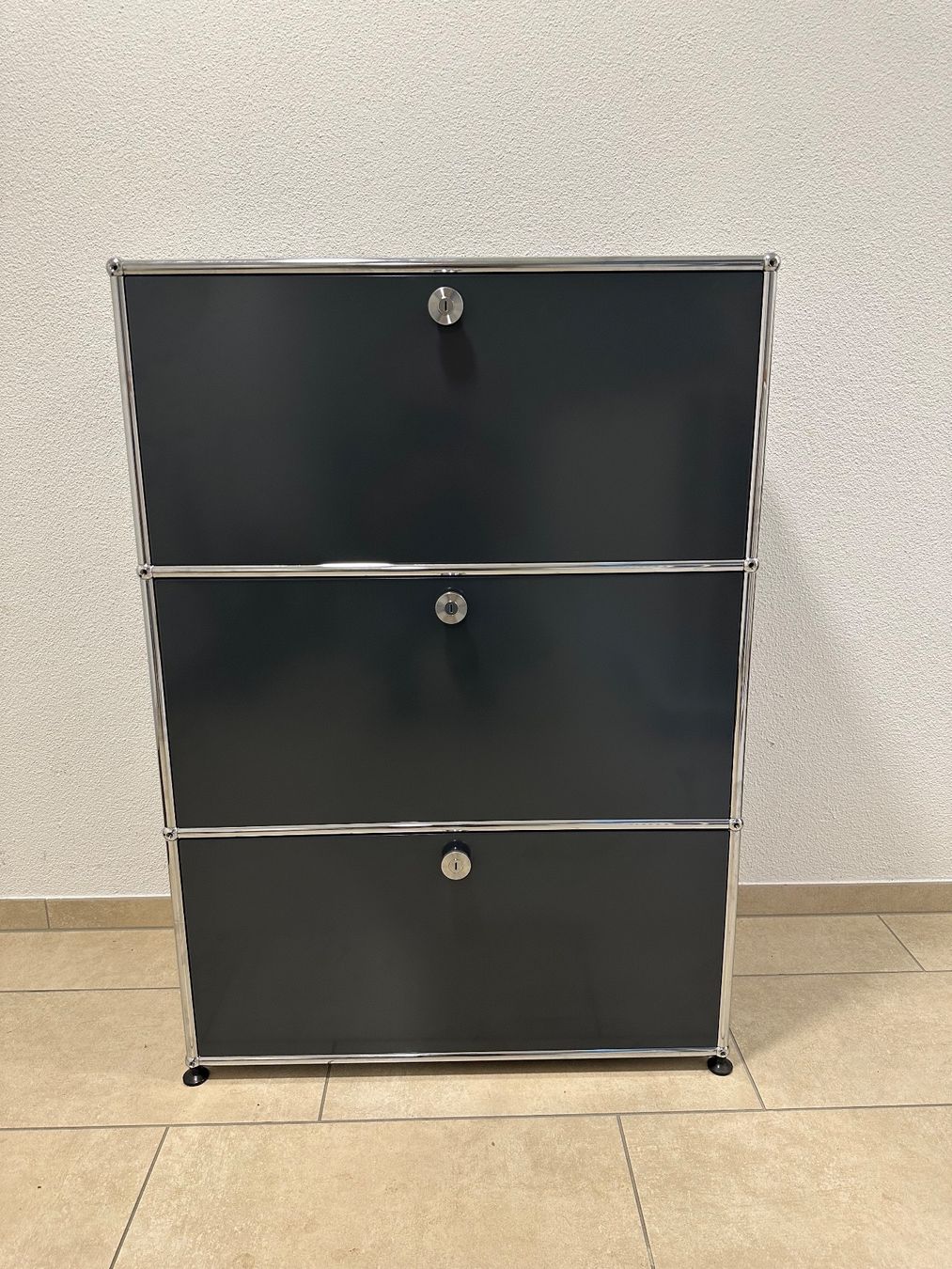 USM Scaffali: USM Highboard 1x3 Anthrazitgrau, Top Zustand – Usato da Grenchen venduto da Design-Outlet 2