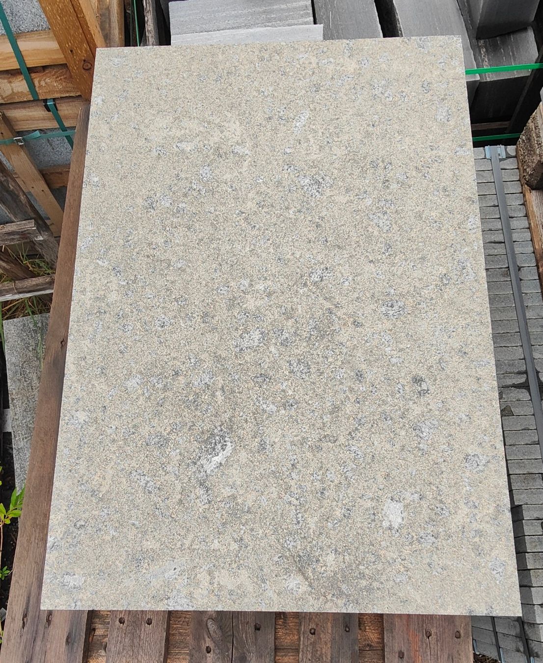 Rivestimenti per pavimenti: Bodenplatten aus Granit Gabbro – Nuovo (secondo la descrizione) da Marthalen venduto da natuerli