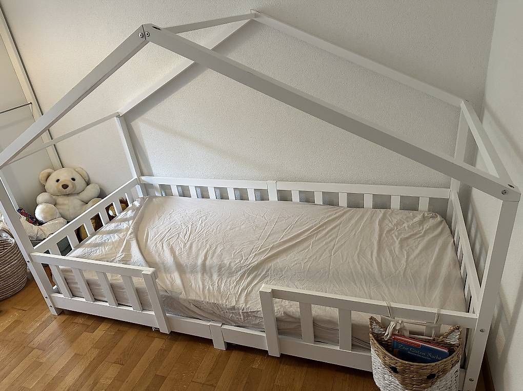 Betten: Bodenhausbett im Montessori-Stil 90x200 – Gebraucht aus Bülach von tatjana15