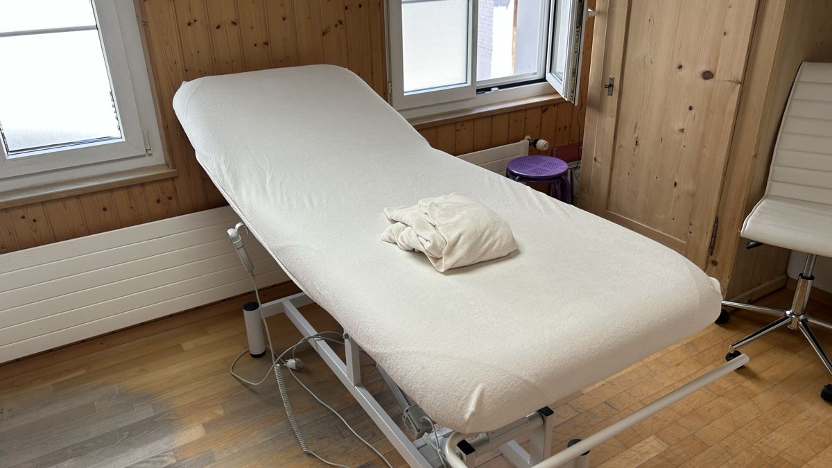 Liegen & Liegestühle: Elektrische Massageliege – Gebraucht aus Heerbrugg von 3333Max 4
