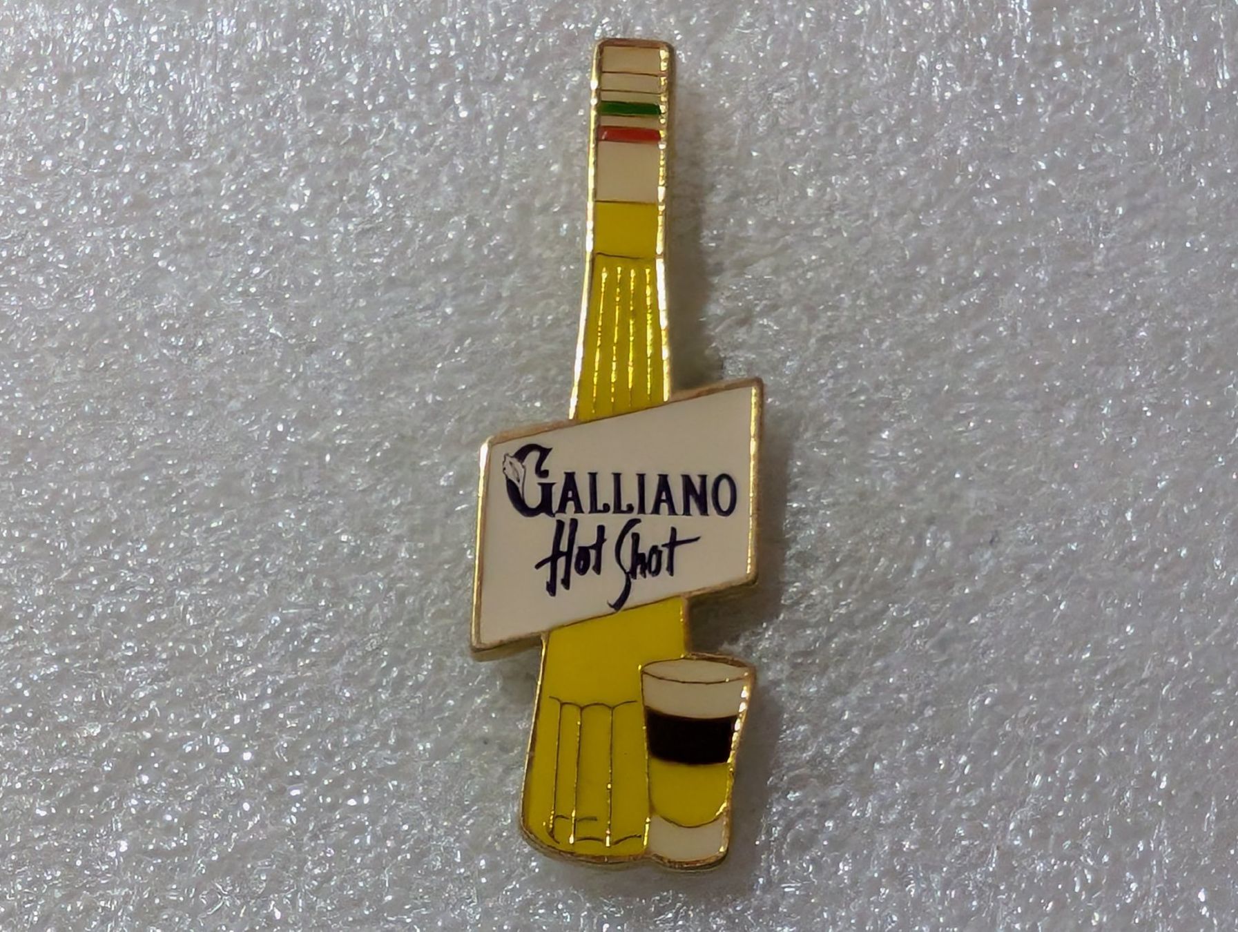Placchette & Badge: Ansteckpin 140: Galliano Hot Shot – Usato da Oppligen venduto da Pin-Fall-Shop