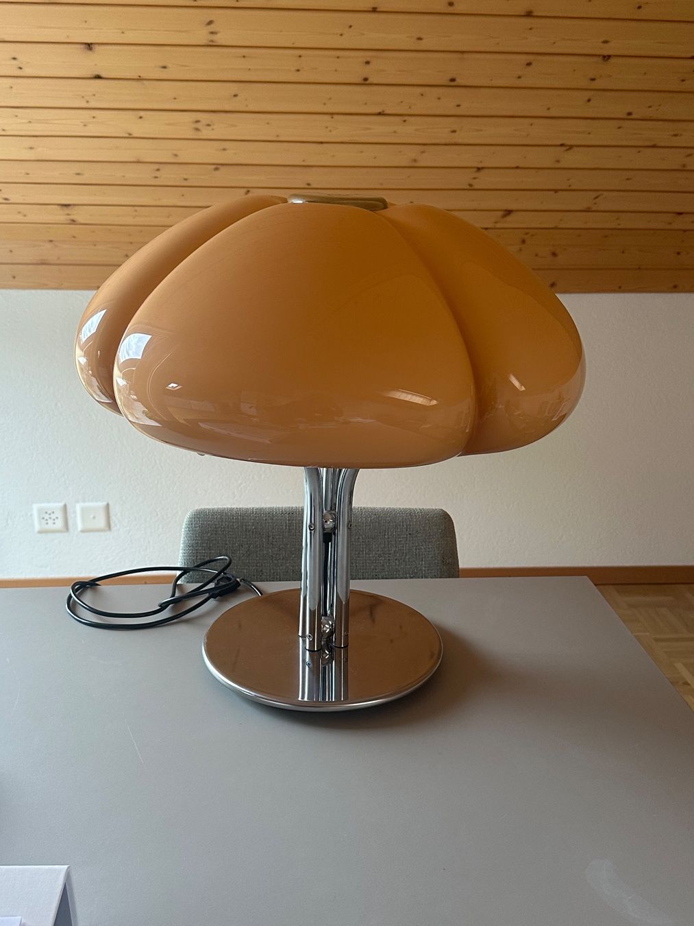 Guzzini Lampade: Guzzini 'Quadrifoglio' Lampe de table Gae Aulenti champagne – Usato da St-Sulpice VD venduto da _sell_off