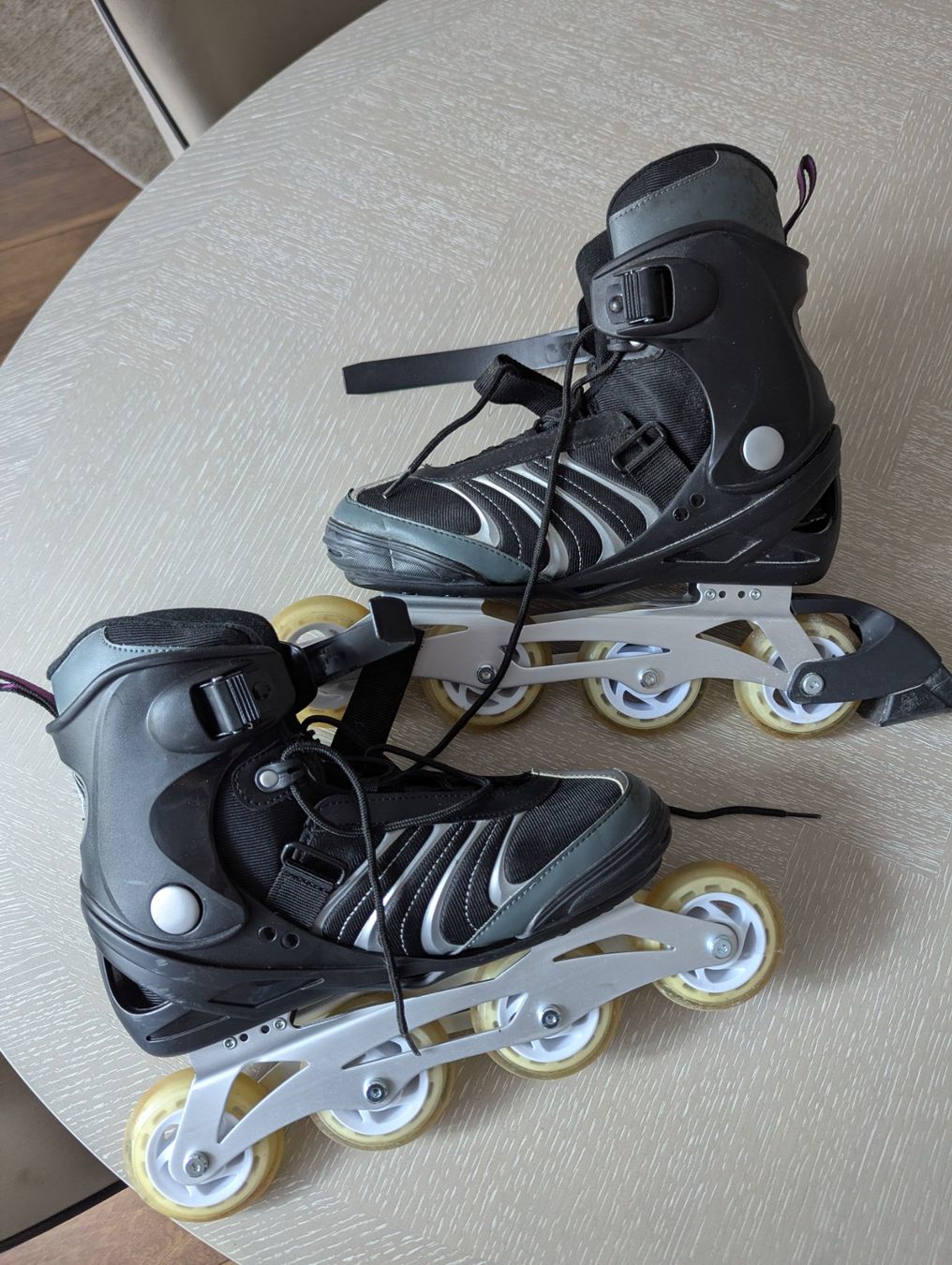 Patins à roul. & inline: Schwarze und silberne Rollschuhe, Größe 42 – D'occasion à Zürich par den_j7bn 1