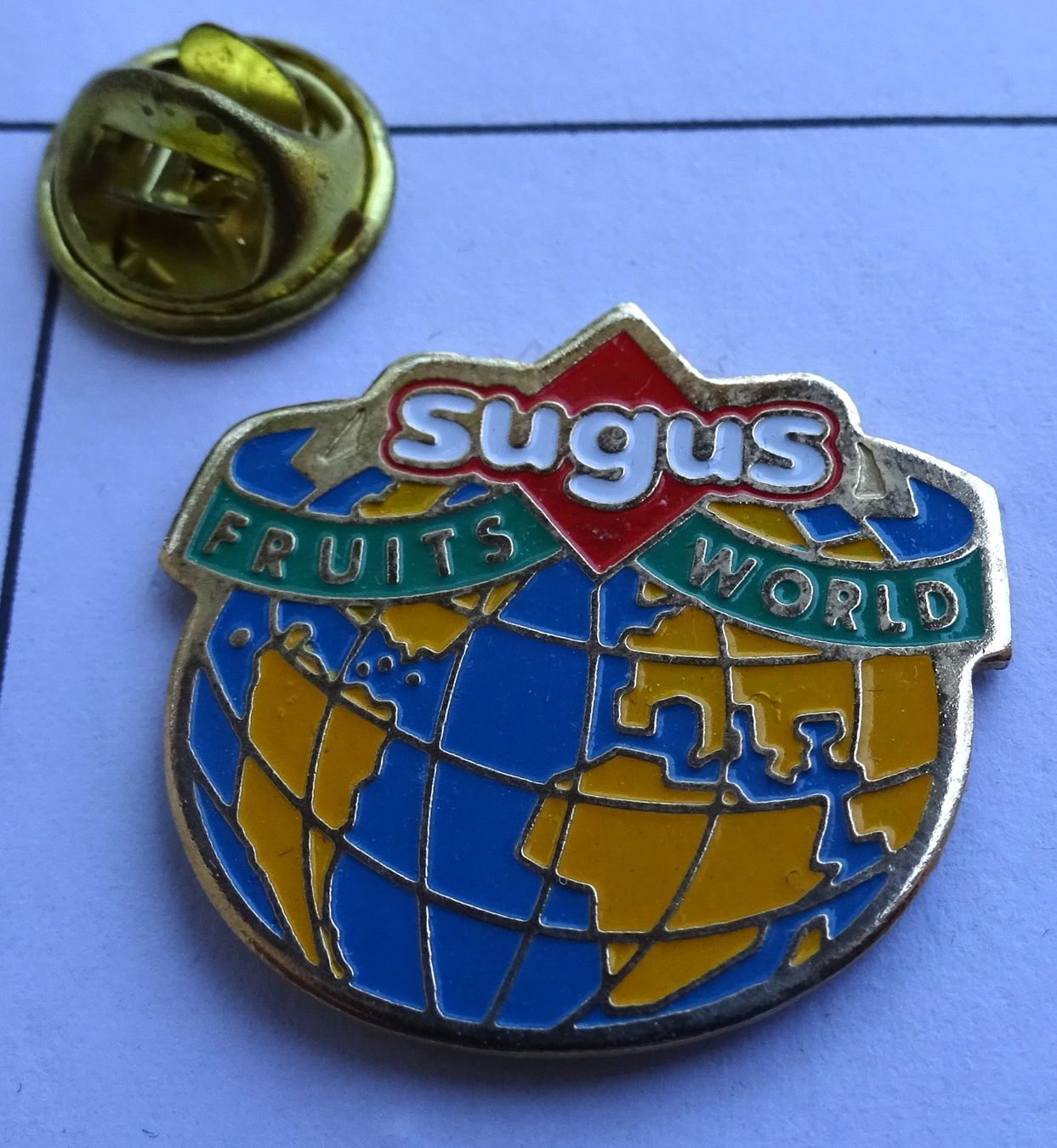 Plaketten & Abzeichen: Pin SUGUS Weltkugel gelb – Gebraucht aus Utzenstorf von BUtter81