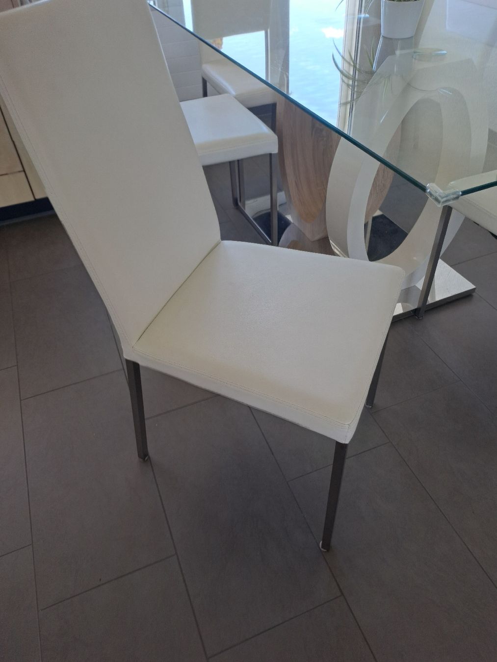 Set di tavolo e panche: Esstisch-Set Glas mit 6 weissen Stühlen – Usato da Oberriet SG venduto da PaFi9462 1