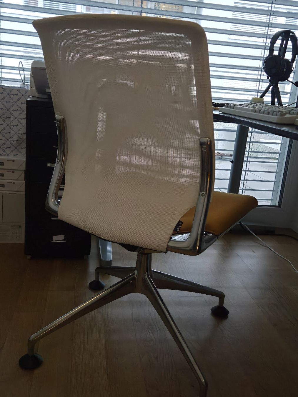 Vitra Sedie: Vitra Meda chair, unique colour – Usato da Fällanden venduto da noa_mh8y 1