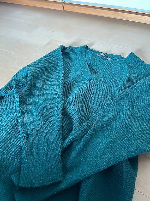Pullover & Sweatshirts: Dunkelgrüner V-Ausschnitt Pullover – Gebraucht aus Luzern von nad_2my8 1