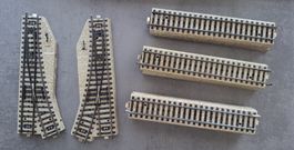 Märklin H0 Gleis Set mit 16 geraden Gleisen und zwei Weichen