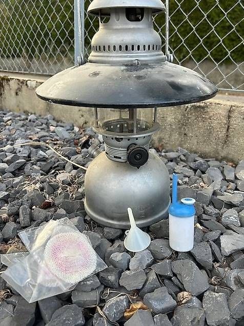 Lampade: Lampe à pétrole Geniol  – Usato da Chézard-St-Martin venduto da Famille.Richard 1