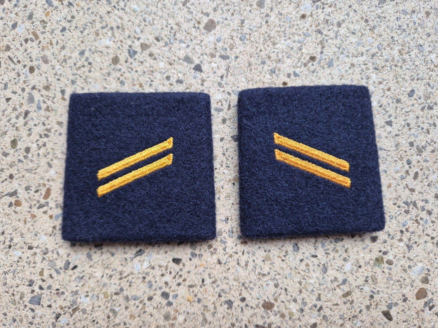 Schweizer Armee Placchette & Badge: * Gradabzeichen Patten Set Gefreiter Luftwaffe * – Nuovo e nell'imballaggio originale da Riedholz venduto da fr_sIruP