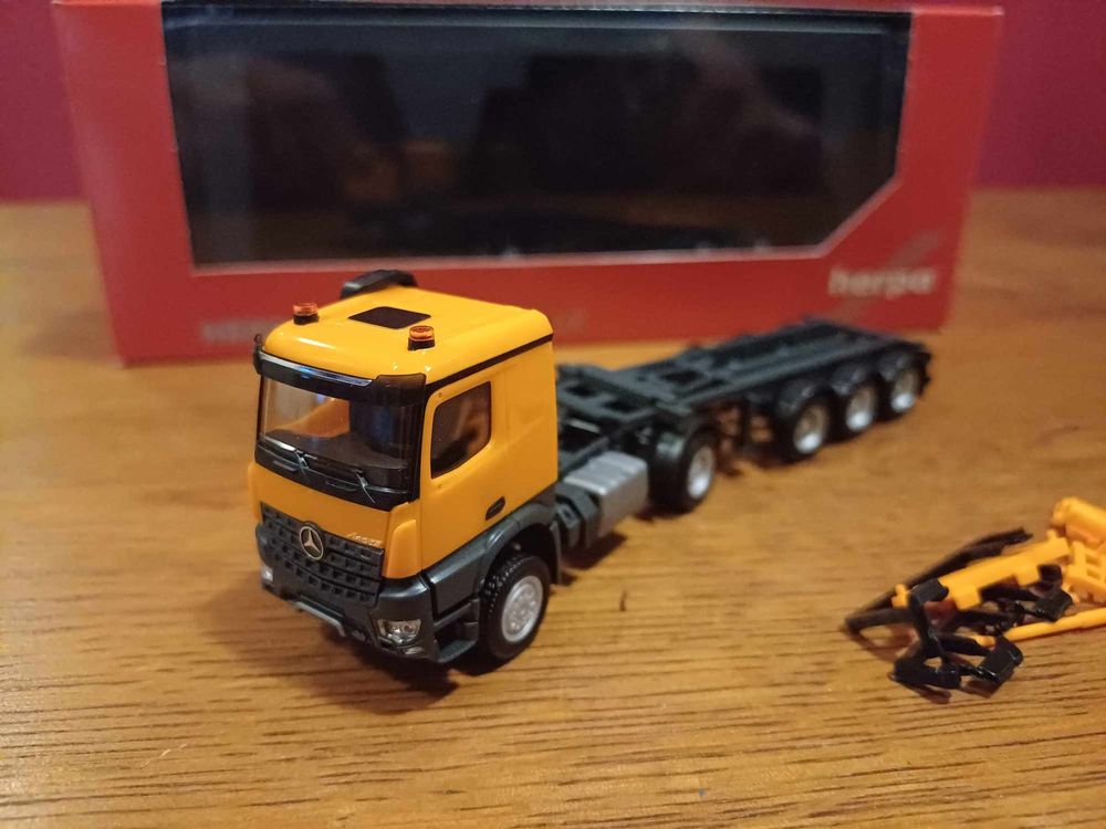 Herpa Mercedes 4x4 mit Container Auflieger kurz 1:87 (Neu (gemäss ...