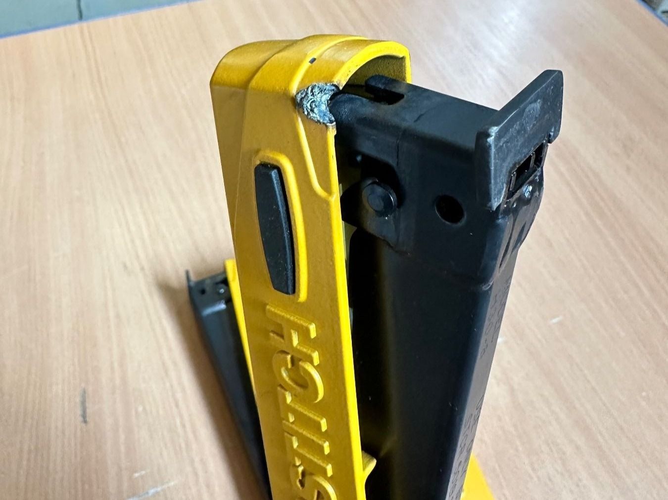 Bostitch Tutti gli attrezzi: Bostitch Hammertacker H30-8 mit Auflageplatte – Usato da Uetendorf venduto da Revotool 3