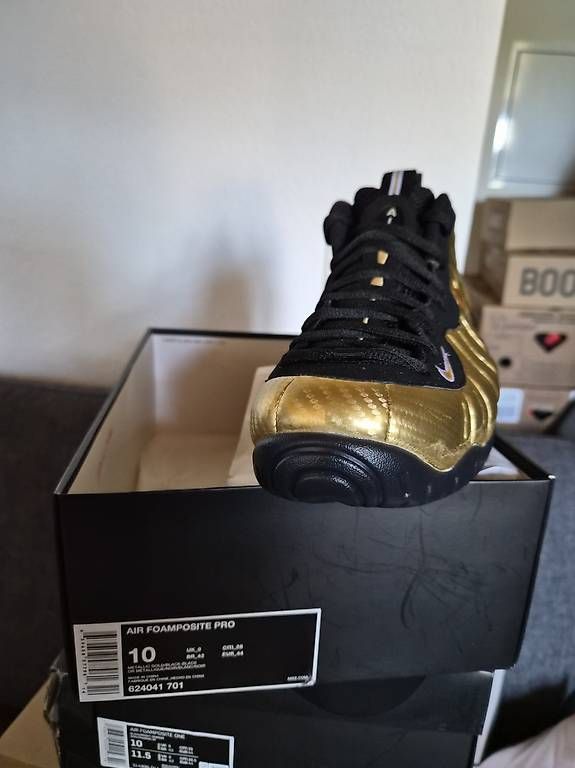Scarpe da uomo: Nike Foamposite neu, gold, Gr.44 – Nuovo e nell'imballaggio originale da Beckenried venduto da Travelbuddy