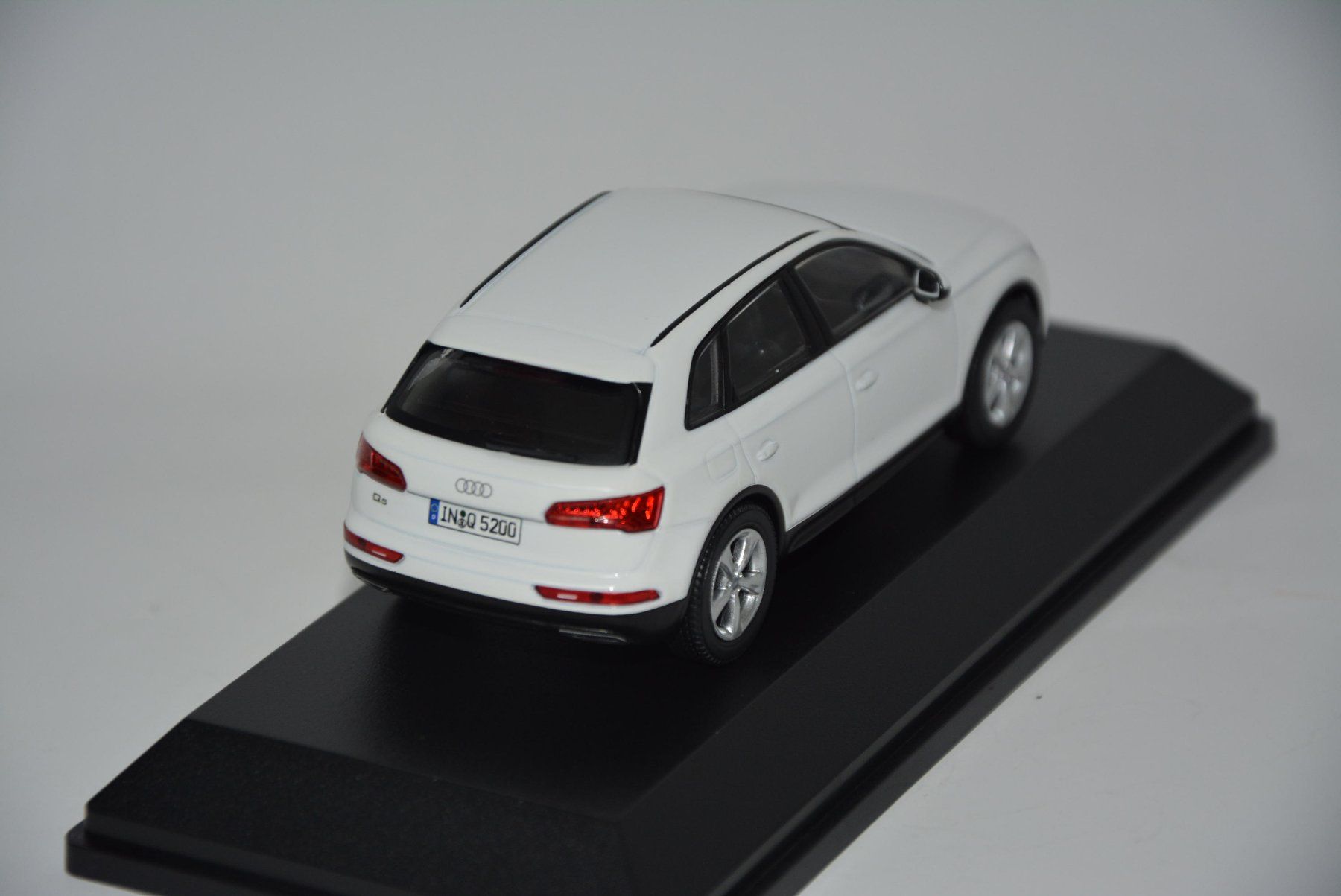 Audi Modellautos: Audi Q5  2016 , Ibisweiss , 1:43 – Neu und originalverpackt aus Goldach von Feivel9 6