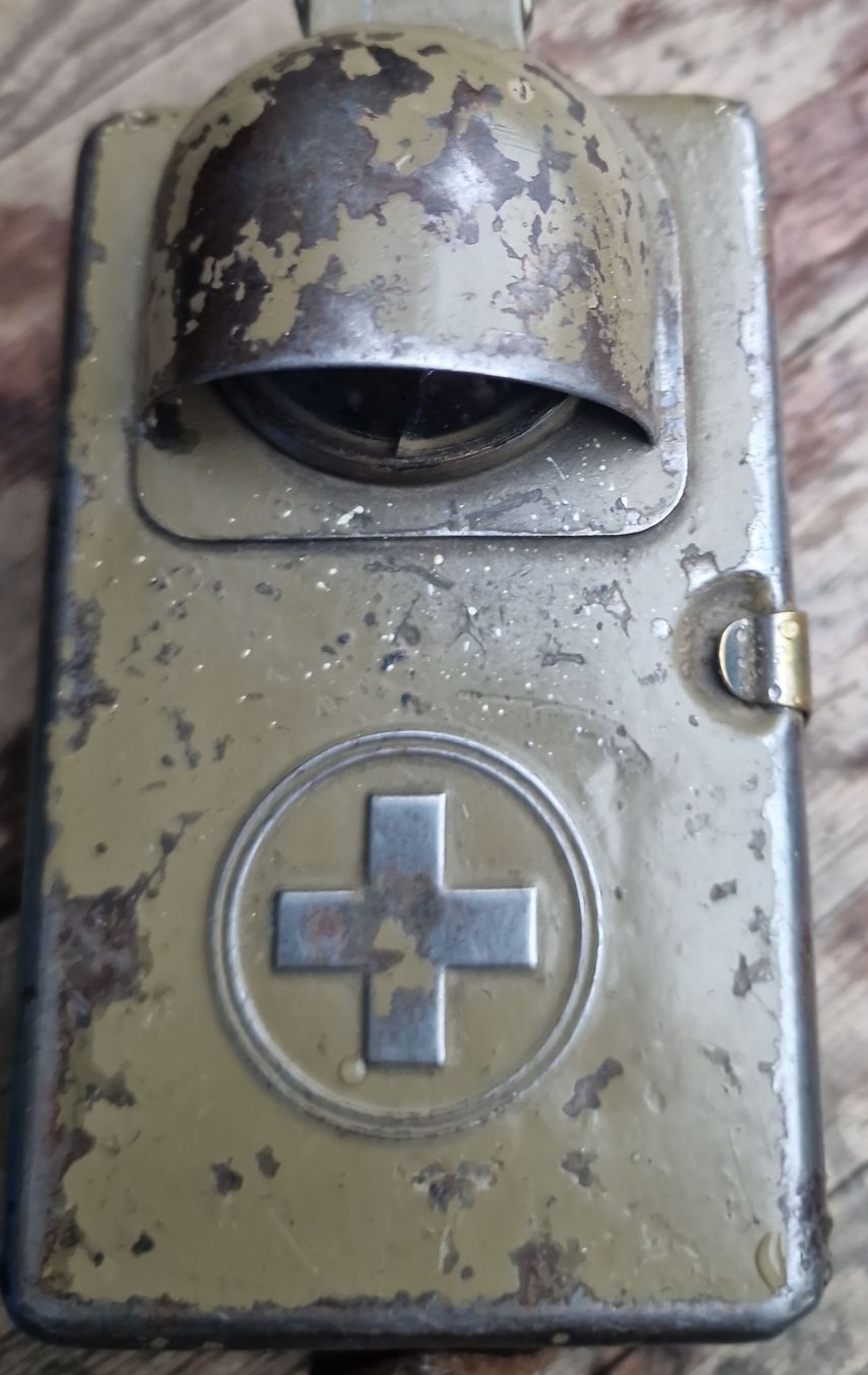 Schweizer Armee Lampen: Lampe Armeegrün mit Kreuz, gebraucht – Gebraucht aus Weite von Liane1973
