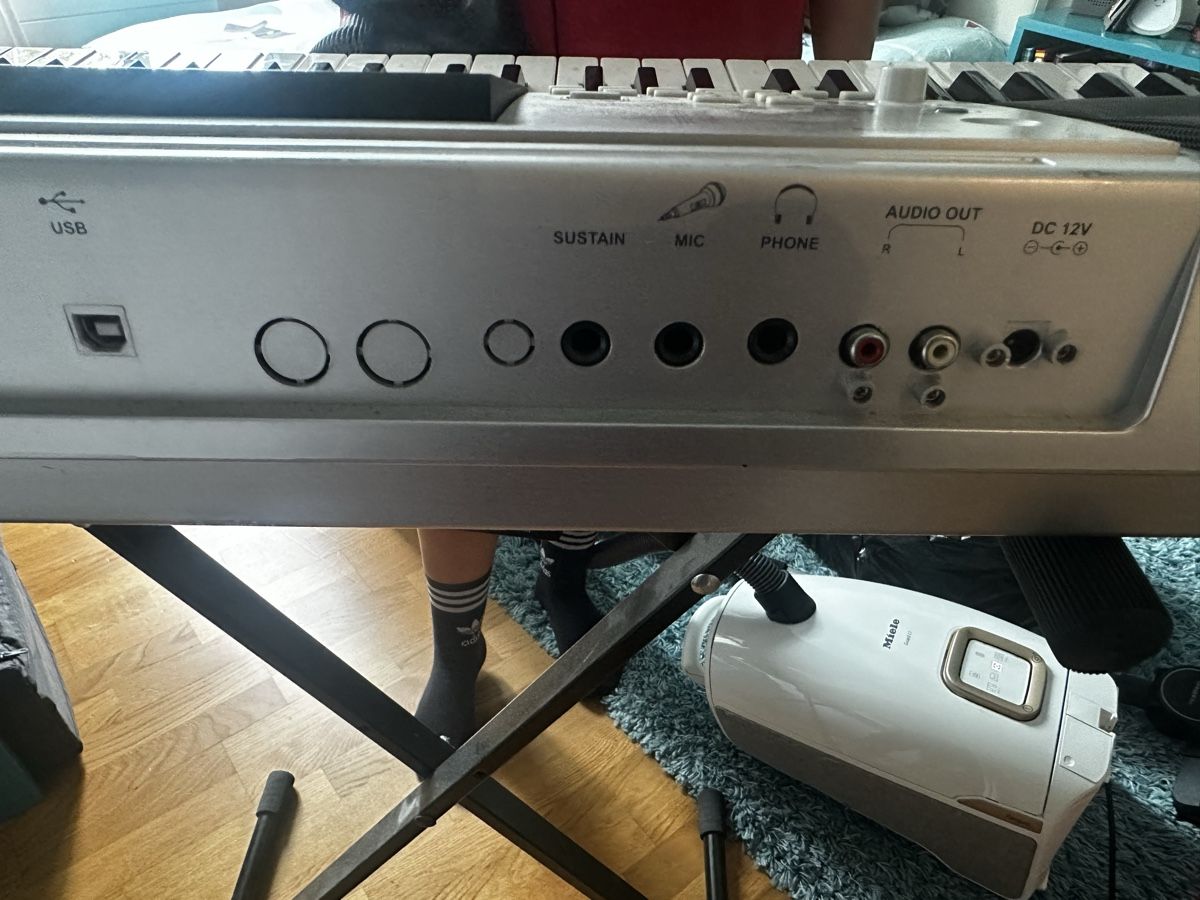 C.Giant Strumenti musicali: Keyboard C.Giant inklusiv Ständer – Usato da Zürich venduto da estela22 3