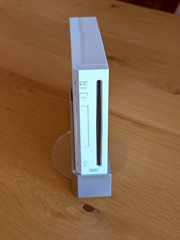 Nintendo Console: Nintendo Wii blanc | fonctionne | 2 manettes – Usato da Neuchâtel venduto da Nila_3D 1