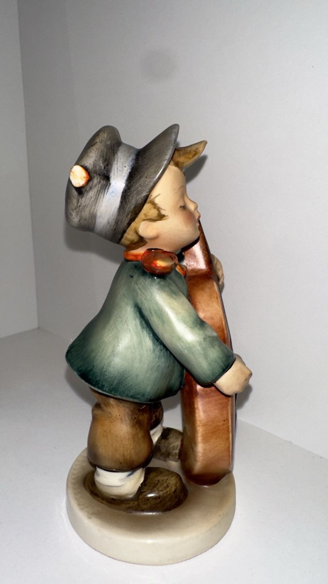 Figuren: Hummel-Figur 186 Junge mit Kontrabass  – Gebraucht aus Brig von Invert 1