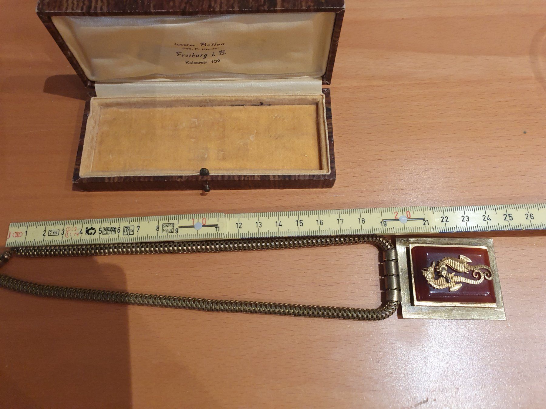 Catenine: Antike Schmuckschatulle mit Kette und Brosche im Set – Usato da Basel venduto da M2 3
