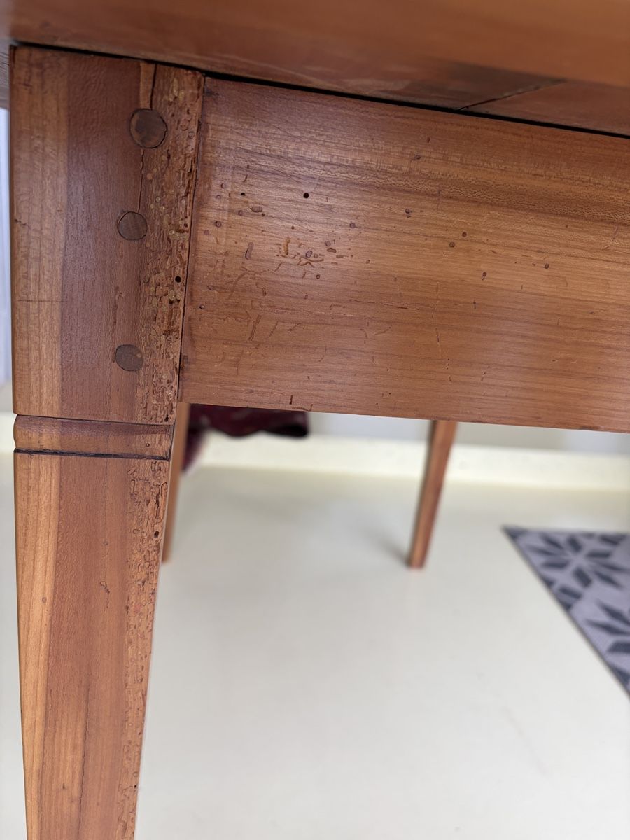 Tables: Antiker Holztisch mit Messingecken – D'occasion à Belp par Fam_Beutler 1