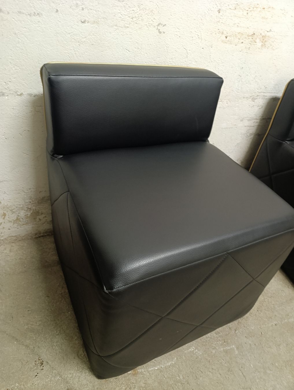 Sgabelli: Kunstleder Stuhl/Hocker Nr. 6 – Usato da Romanshorn venduto da dav_h2lv