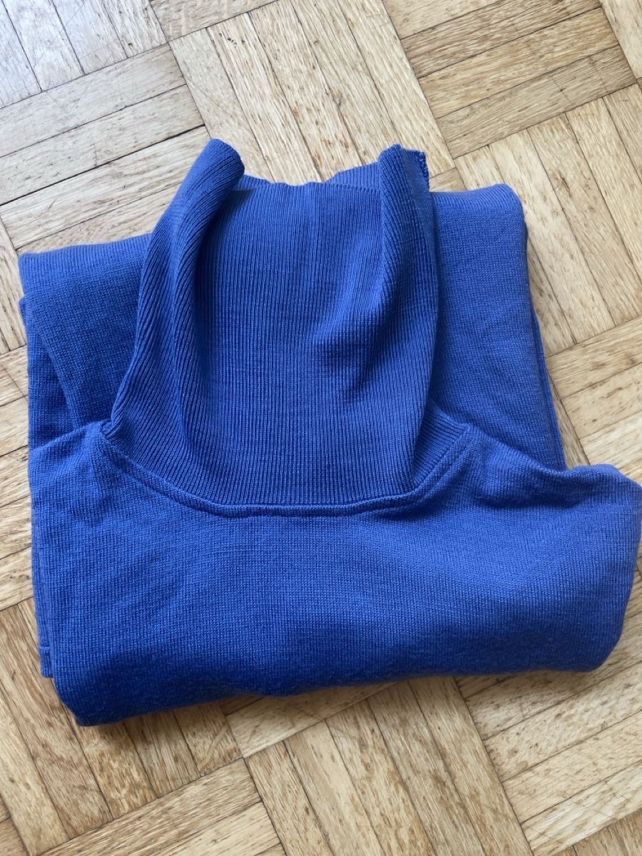 Maglioni & Felpe: Schöner Rollkragenpullover in blau – Usato da Zürich venduto da Carlajimena
