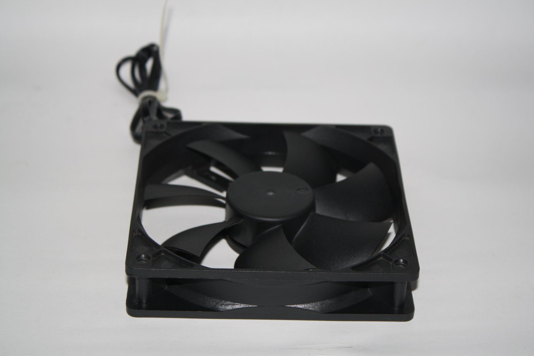 Phanteks Custodie: Phanteks Gehaeuseluefter 120mm – Usato da Goldau venduto da MarketVentures