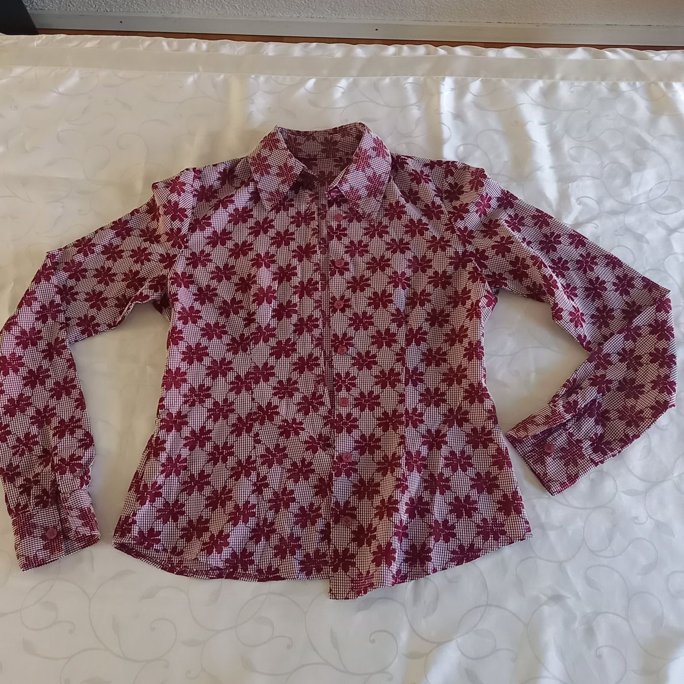 Camicette: elegante Bluse bordeaux mit Blumen Gr 40 – Usato da Brüttisellen venduto da kikaninchen79