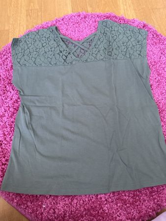 Schönes, olivgrünes Sommer Top mit Spitze, Grösse M